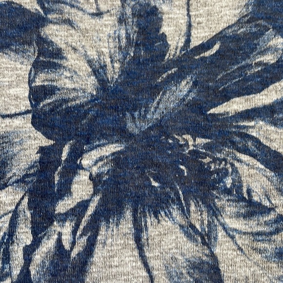 Destined floral top size M - Picture 2 of 7